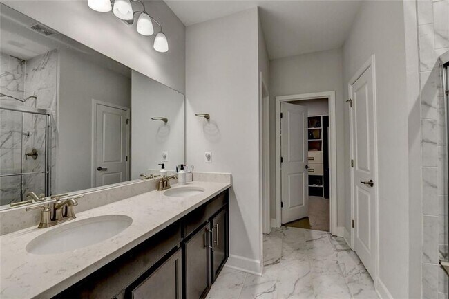 Building Photo - 811 Pineberry Ct