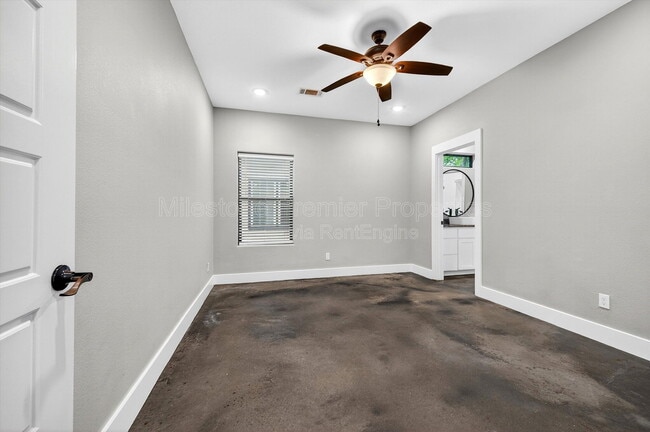 Building Photo - 211 W Murray St