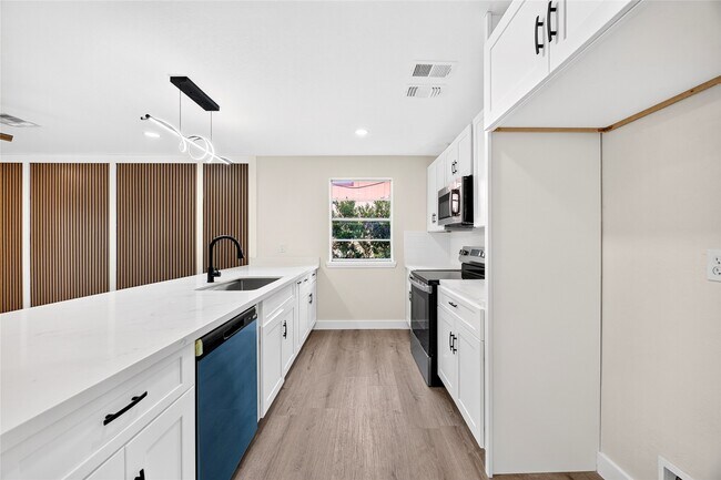 Building Photo - 2426 Woodsdale Blvd