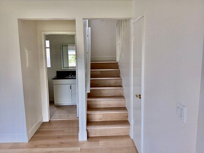 Building Photo - 2 bed 2 bath ocean view Stand alone bungalow by the beach