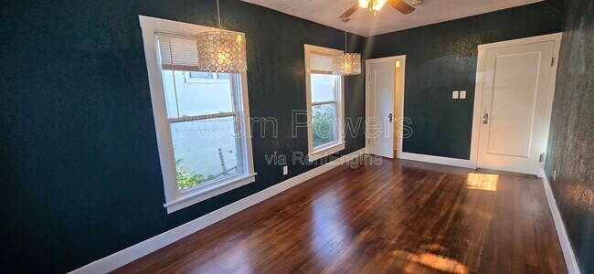 Building Photo - 582 Canal St
