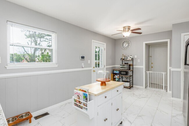 Building Photo - Charming 3-Bedroom Coastal Home in the Hea...