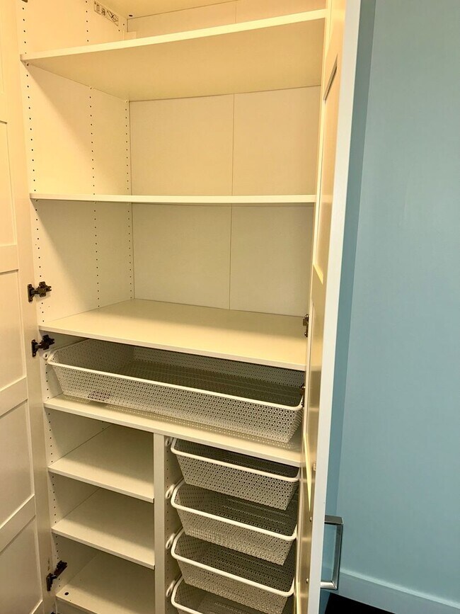 Building Photo - 1028w