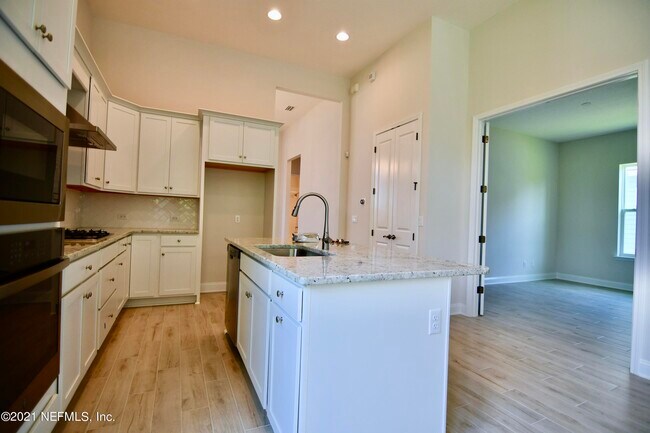 Building Photo - 538 Vista Lake Cir