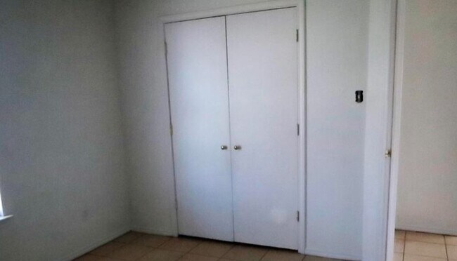 Building Photo - 605 College St