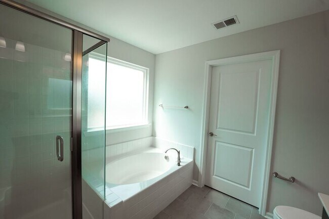 Building Photo - 3556 Castleoak Dr