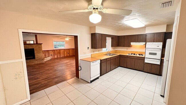 Building Photo - Modern Comfort Meets Prime Location – Spac...