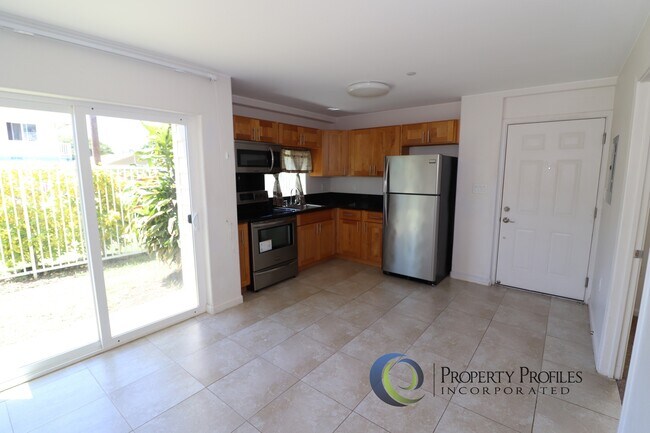 Building Photo - 2 Bedroom / 1 bath Ground Floor Kapahulu Apartment - Available Now!