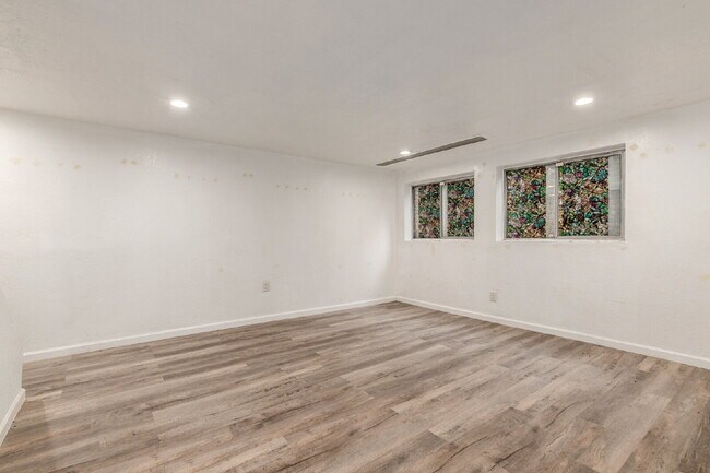 Building Photo - Lovely Three bed / Two bath for rent