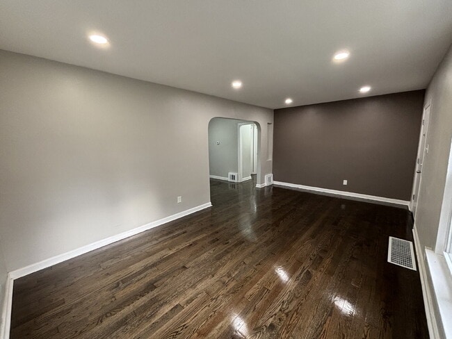 Building Photo - Charming 4-bed home in Gary!