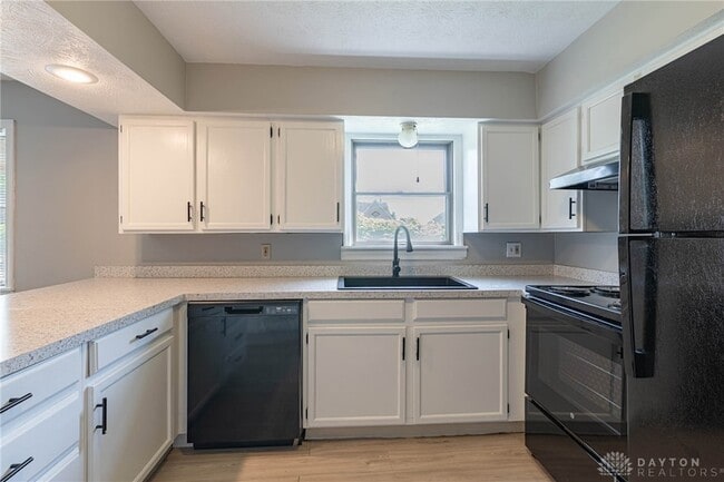Building Photo - 521 Oakview Dr