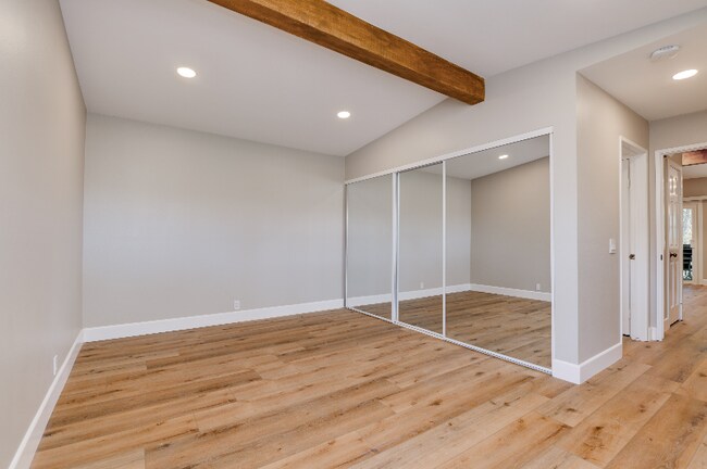 Building Photo - 8860 Villa La Jolla Dr