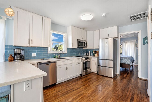 Building Photo - 3827 Las Palmas St