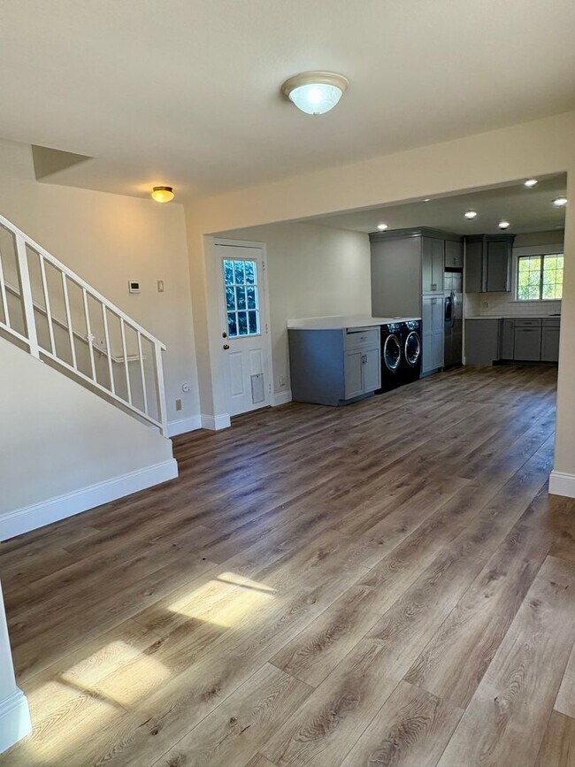 Building Photo - Single Family Home in Oak View!