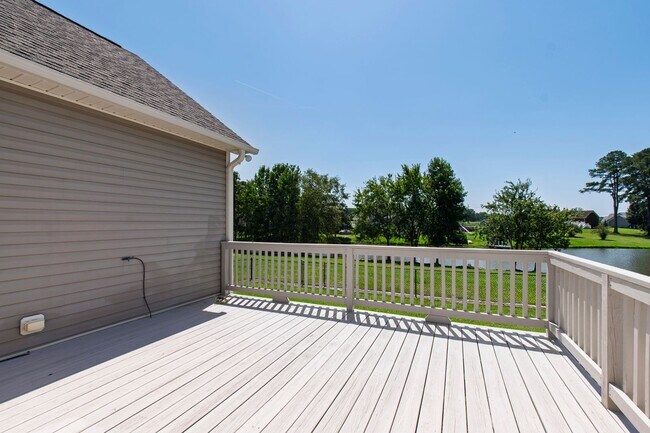 Building Photo - 147 Watersedge Ln