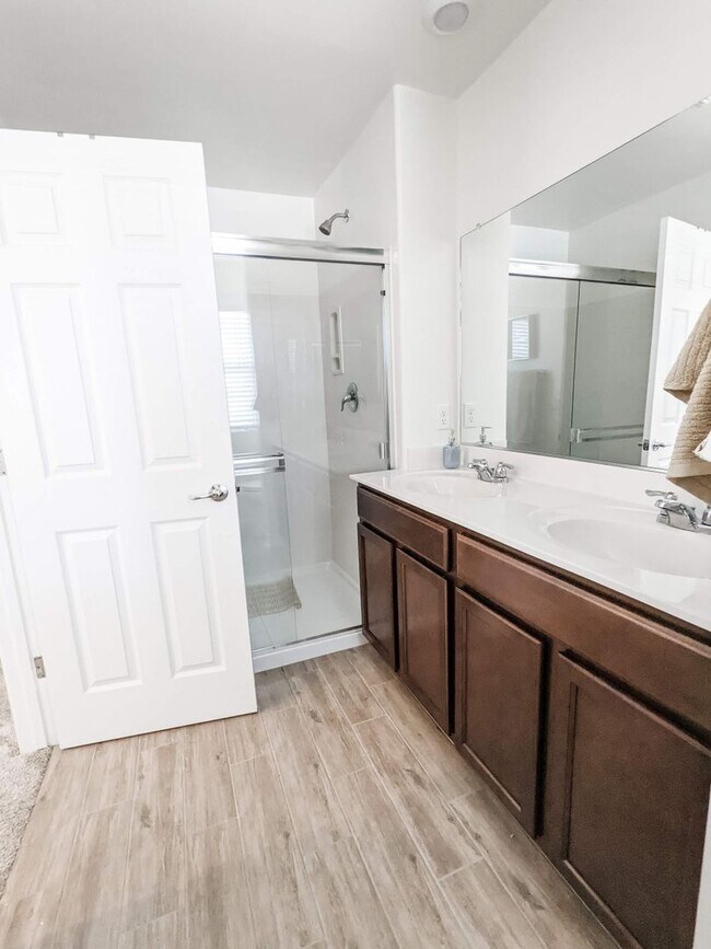 Building Photo - Gorgeous Fully Furnished - PRELEASE August 2026