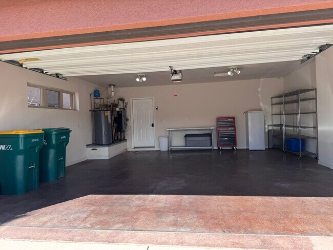 Building Photo - Stylish One-Story FULLY FURNISHED 3Bed, 2B...