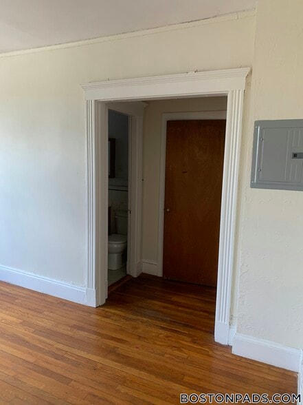 Building Photo - 235 Park Dr