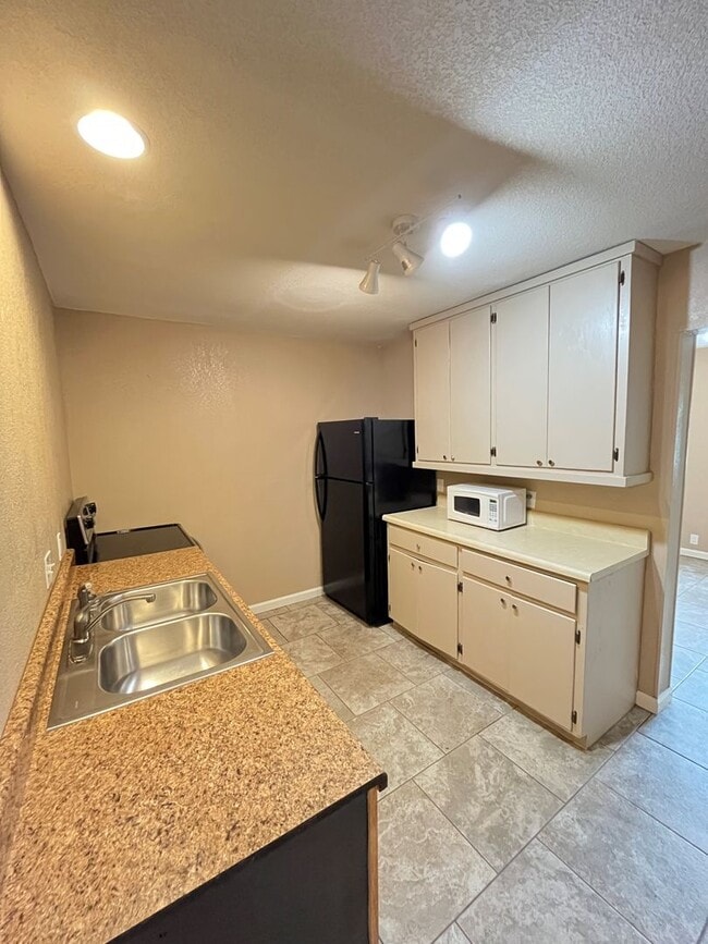 Building Photo - 1 bedroom 1 bath apartment off house