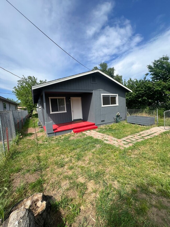 Building Photo - Oroville-3 bedroom 1 bath home, yard, newl...