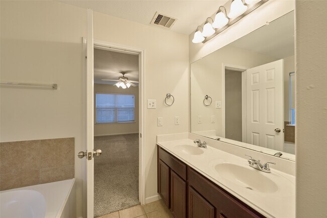 Building Photo - 12515 Lakeshore Dr