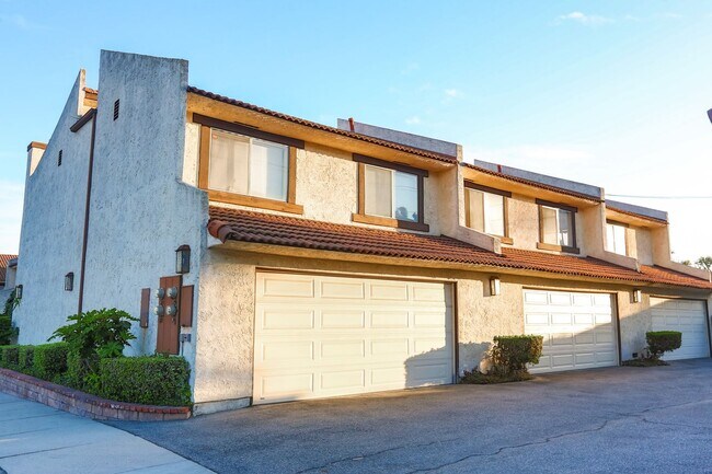 Building Photo - SPECIAL 2 WEEKS OFF! 2 BED 1.5 BATH TOWN S...