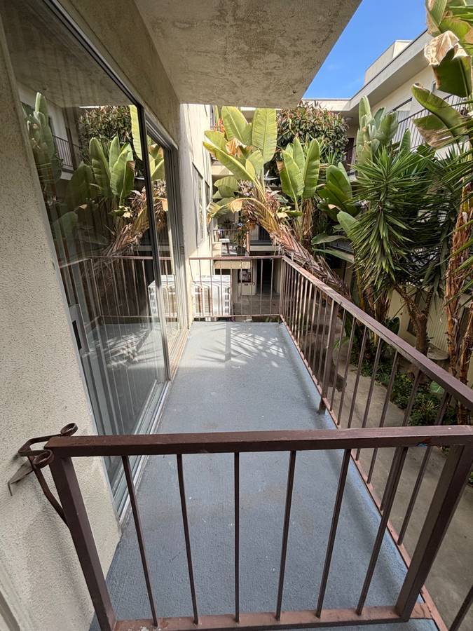 Building Photo - 735 N Sweetzer Ave