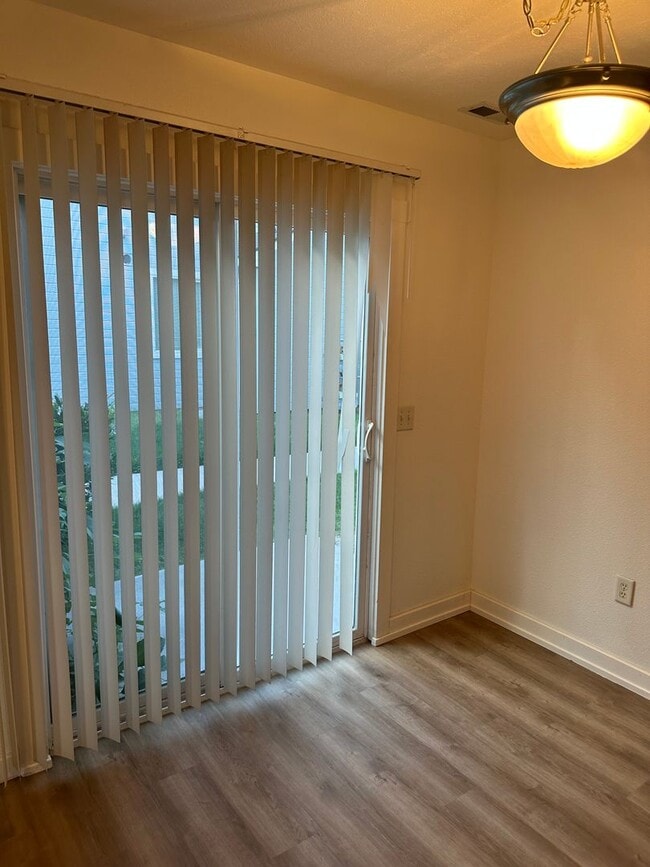 Building Photo - Cute 3 bedroom, 2 bath townhome with Community Pool in Boise
