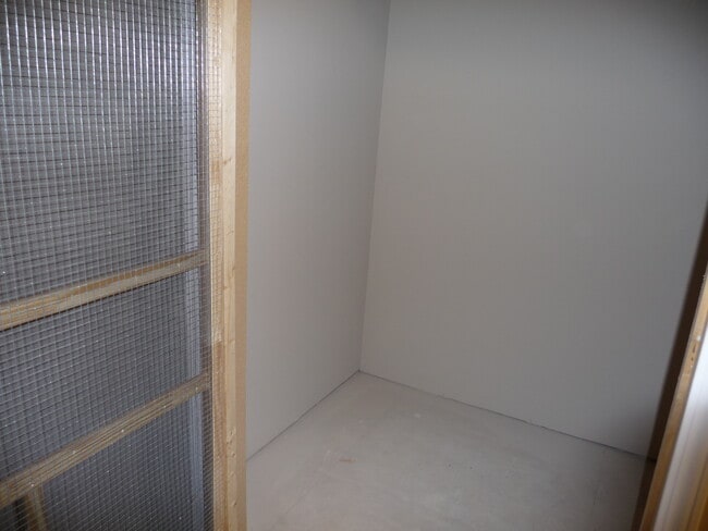 storage locker - 5200 Carriageway Dr