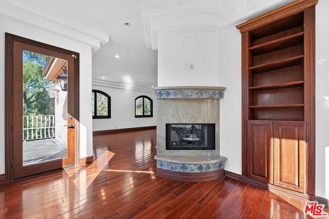 Building Photo - 4536 Vanalden Ave