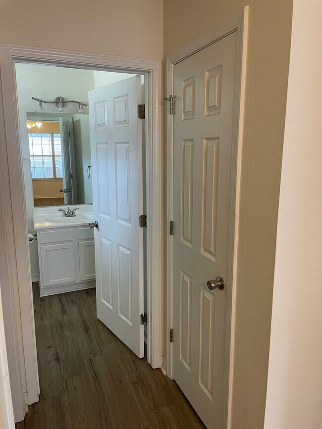 Building Photo - 808 Crystal Wells Ct S