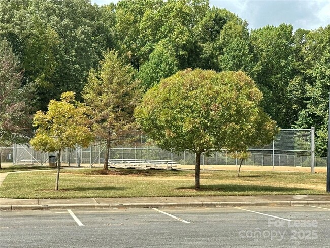 Building Photo - 5415 Amado St
