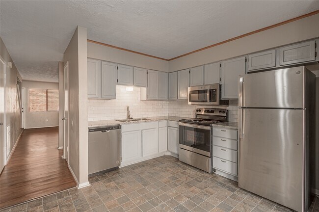 Building Photo - 2521 Crosstimbers Dr