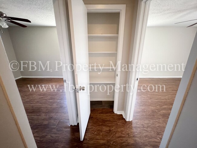 Building Photo - 211 Stonegate Dr
