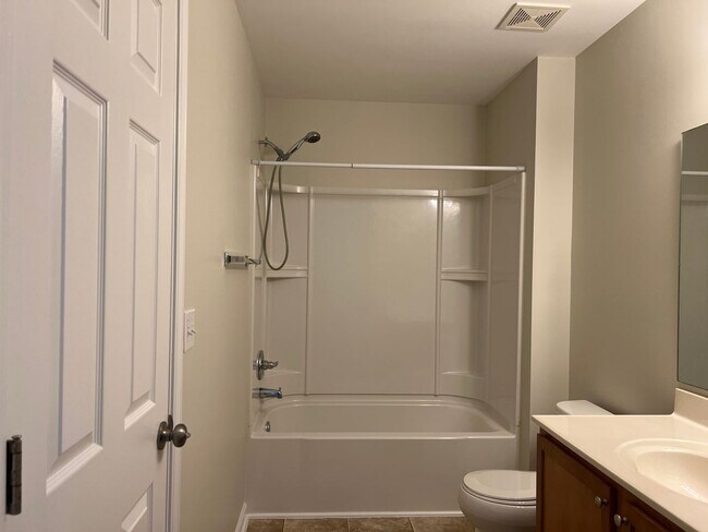 Building Photo - Beautiful 4 Bedroom, 3.5 Bath, Pet Friendl...