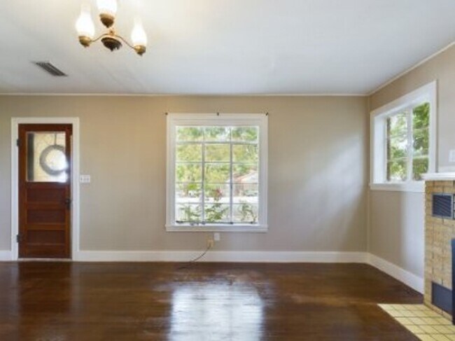 Building Photo - Cozy three bedroom in Hye Texas