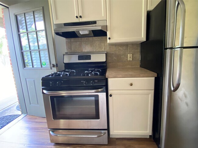 Building Photo - 1918 Sul Ross St