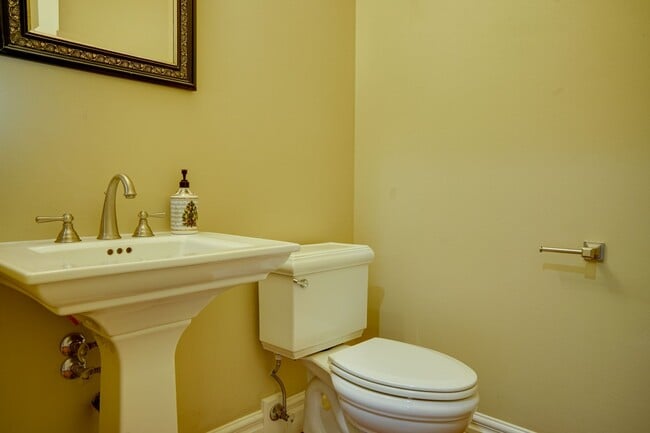 Building Photo - Custom Kent Easthill 2 Story