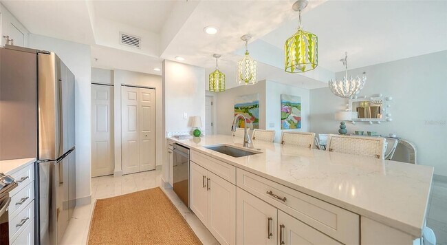 Building Photo - 800 N Tamiami Trl