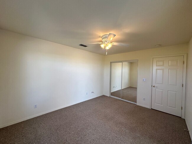 Building Photo - Beautiful 3 Bed / 2 Bath Home Backing to Cerbat Cliffs Golf Course!