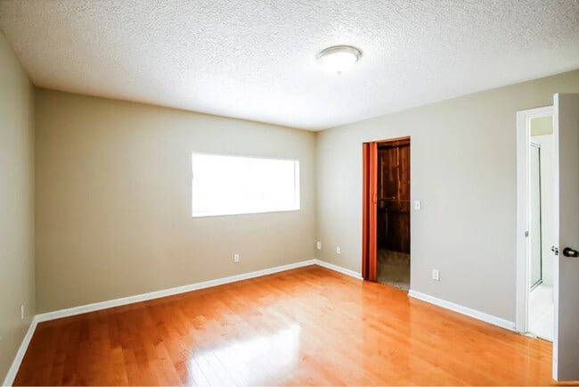 Building Photo - 3011 SE 6th Ct