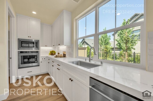 Building Photo - 7095 Soleil Wy