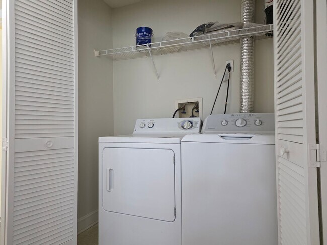 Building Photo - 2031 Dixie Belle Dr