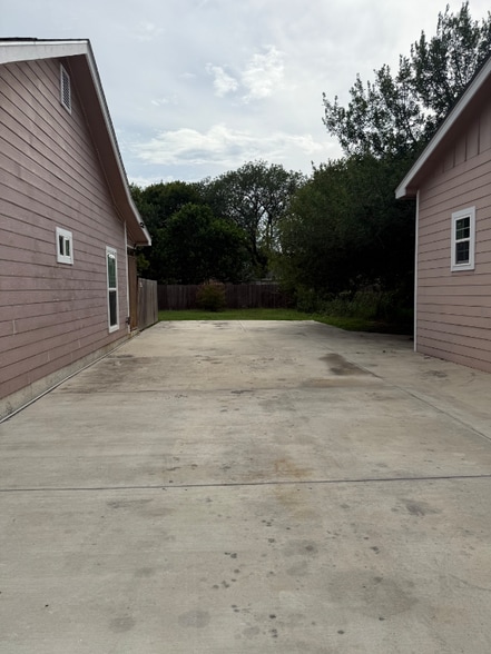 Building Photo - 6 Sunflower Cir