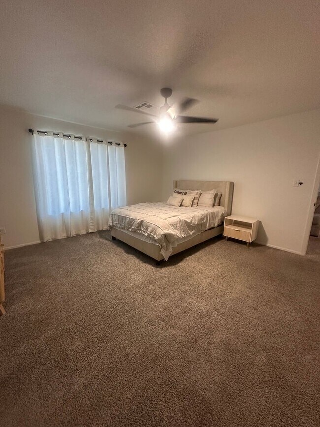 Building Photo - Fully furnished 3 bed 2 bath