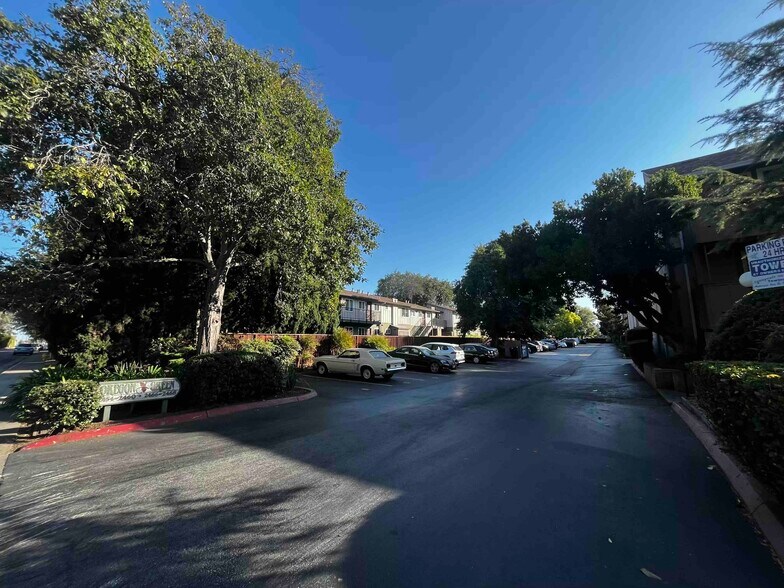 Building Photo - 2454 W Bayshore Rd