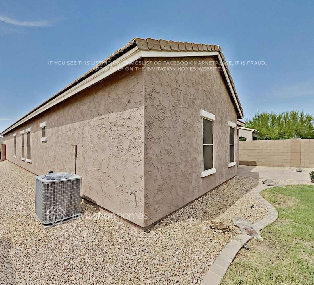 Building Photo - 2653 E Gillcrest Rd