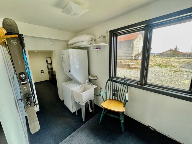Building Photo - Main St! Storage and Parking! 20 minute dr...