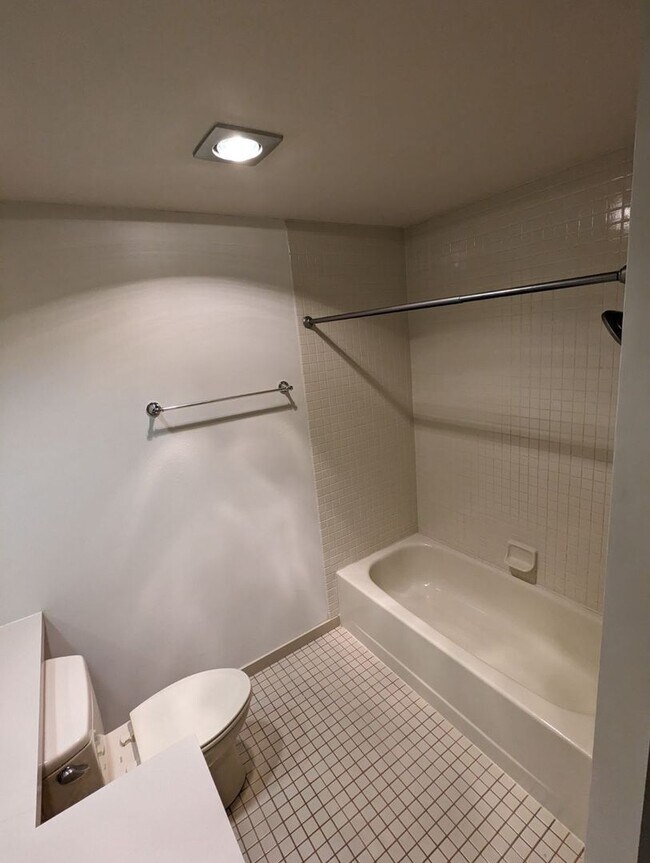 Building Photo - Adorable One Bedroom Seattle Condo in Unbeatable Location - Walk to Pike Place Market!