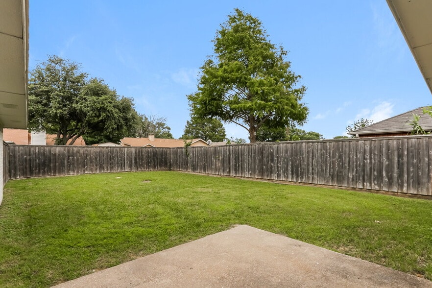 Building Photo - 1211 Old Knoll Dr